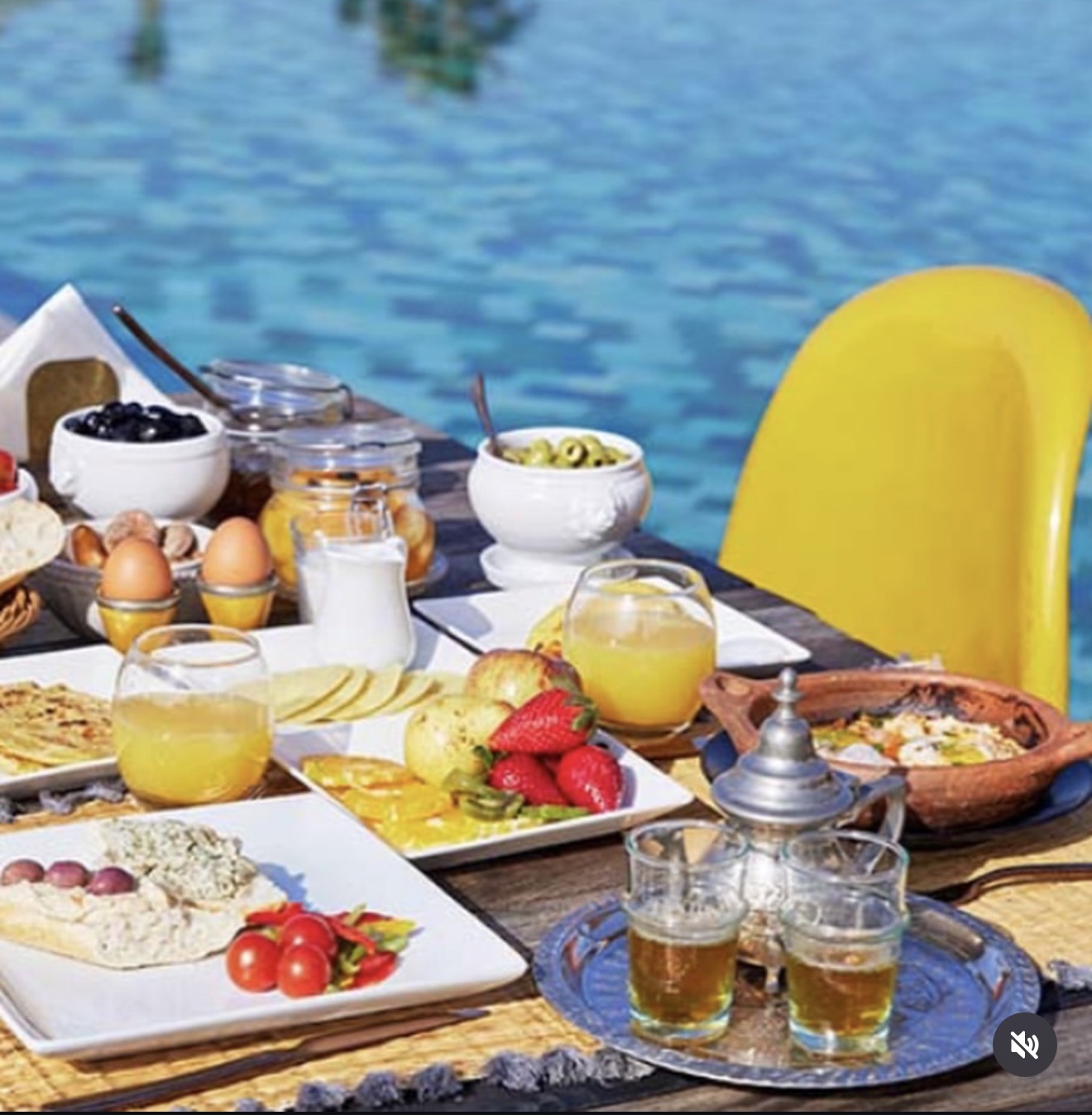 Desayuno en piscina